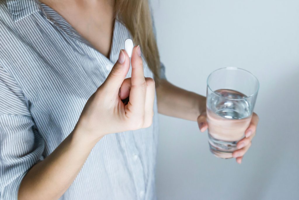 paciente tomando medicação para enxaqueca